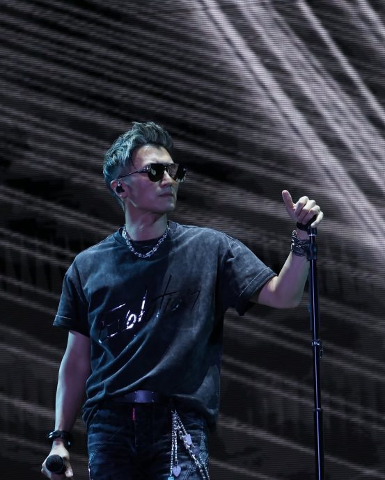 谢霆锋升3层楼高想爆粗 启德首唱音响太烂被“灭音”