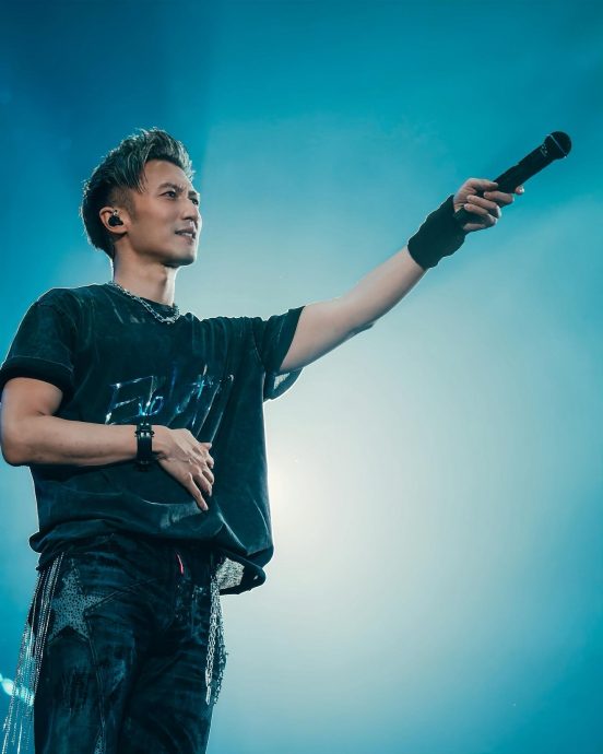 谢霆锋尾场唱《坏习惯》打冷颤 狄波拉祖孙仨首公开合照