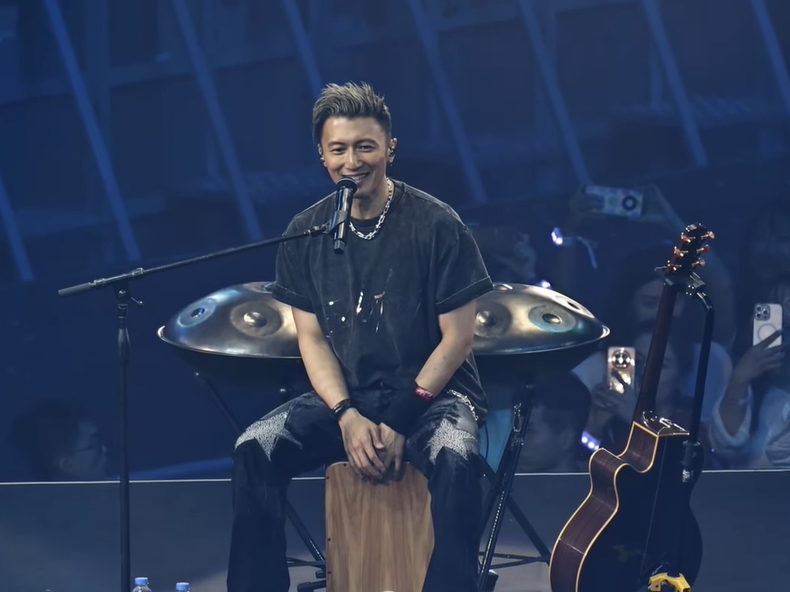 谢霆锋尾场唱《坏习惯》打冷颤 狄波拉祖孙仨首公开合照