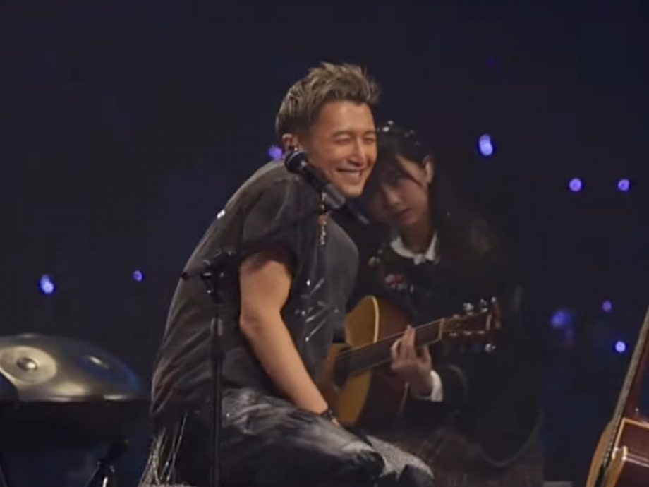 谢霆锋尾场唱《坏习惯》打冷颤 狄波拉祖孙仨首公开合照