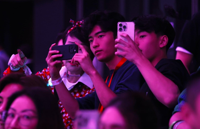 谢霆锋尾场唱《坏习惯》打冷颤 狄波拉祖孙仨首公开合照