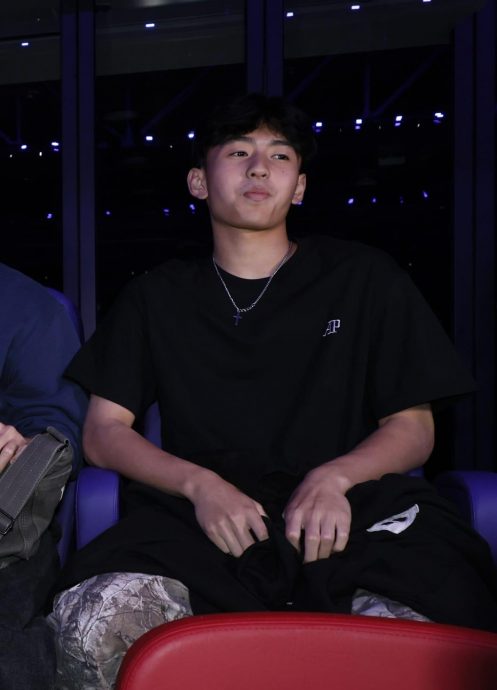 谢霆锋尾场唱《坏习惯》打冷颤 狄波拉祖孙仨首公开合照