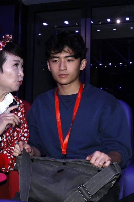 谢霆锋尾场唱《坏习惯》打冷颤 狄波拉祖孙仨首公开合照