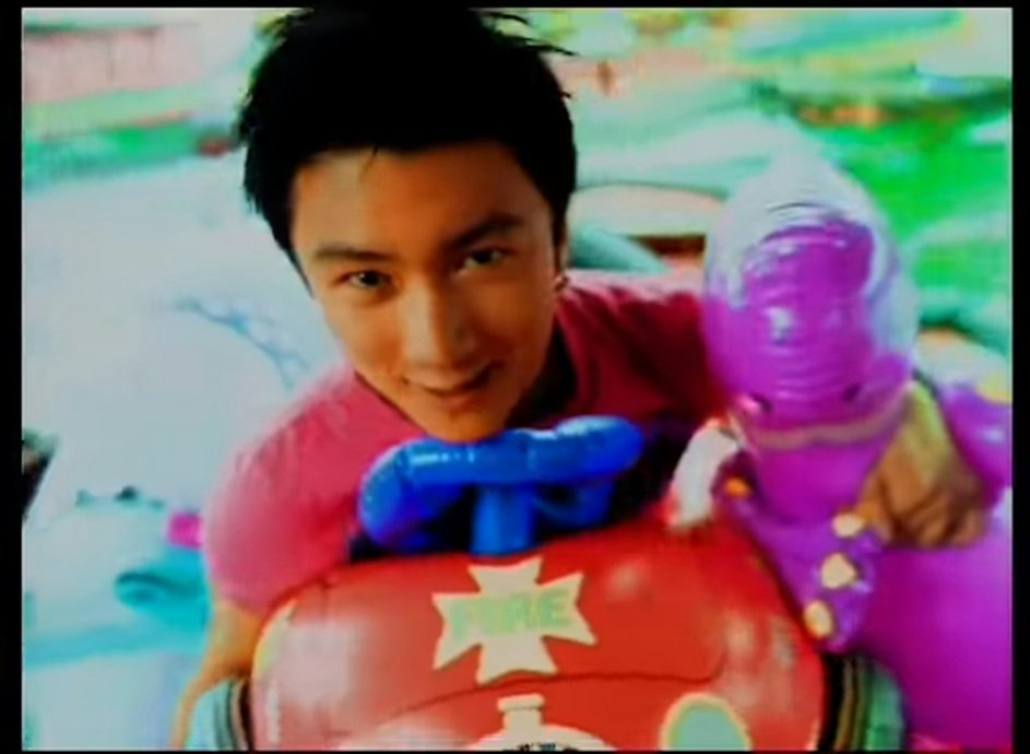 谢霆锋尾场唱《坏习惯》打冷颤 狄波拉祖孙仨首公开合照