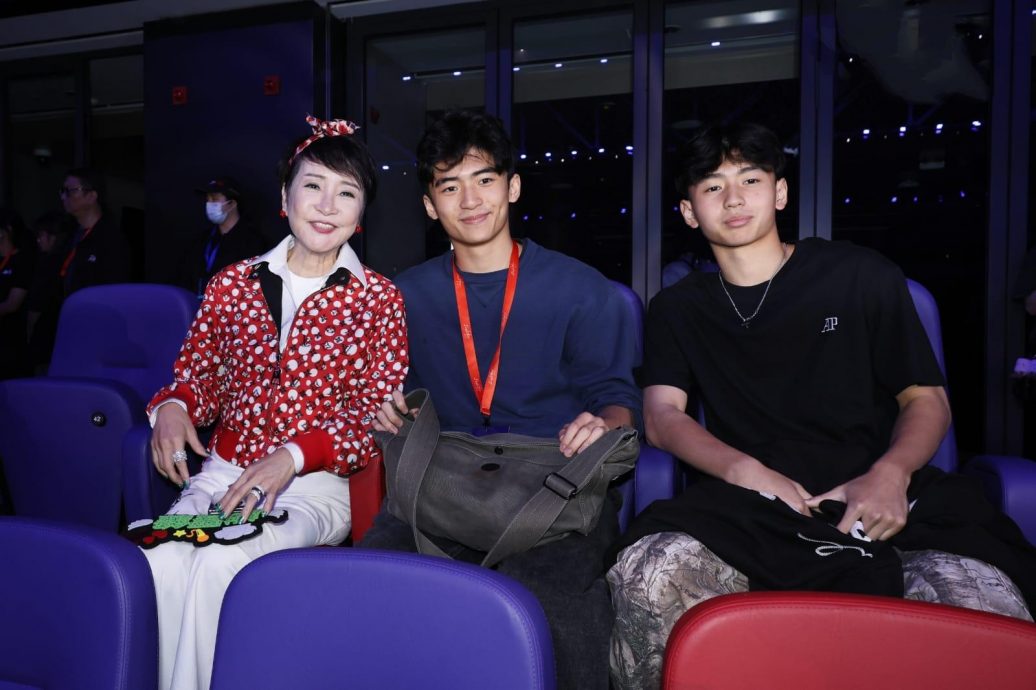 谢霆锋尾场唱《坏习惯》打冷颤 狄波拉祖孙仨首公开合照