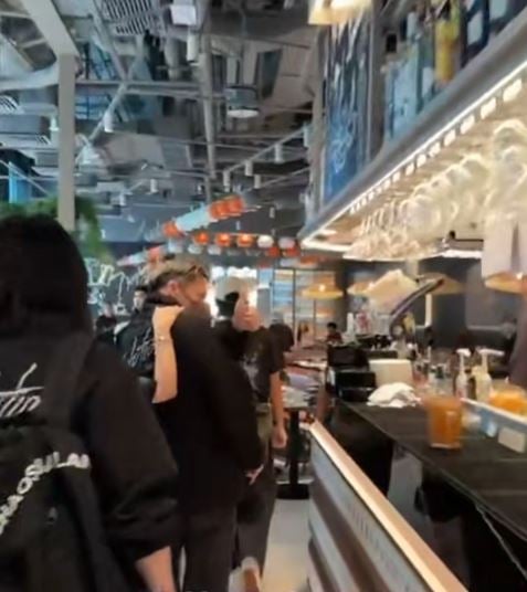 谢霆锋带两子用餐引骚动　互动亲密父子情深