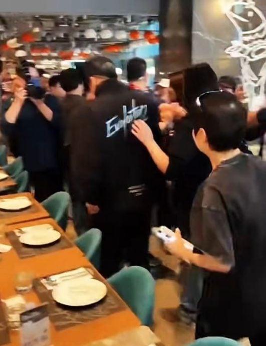 谢霆锋带两子用餐引骚动　互动亲密父子情深