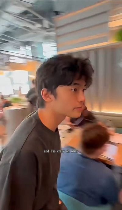 谢霆锋带两子用餐引骚动　互动亲密父子情深