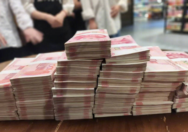 超市老板投资黄金赚千万“霸气全分员工”　清洁工、后厨也都有