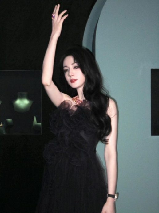 迪丽热巴首位女艺人 社群网网互动量破50亿