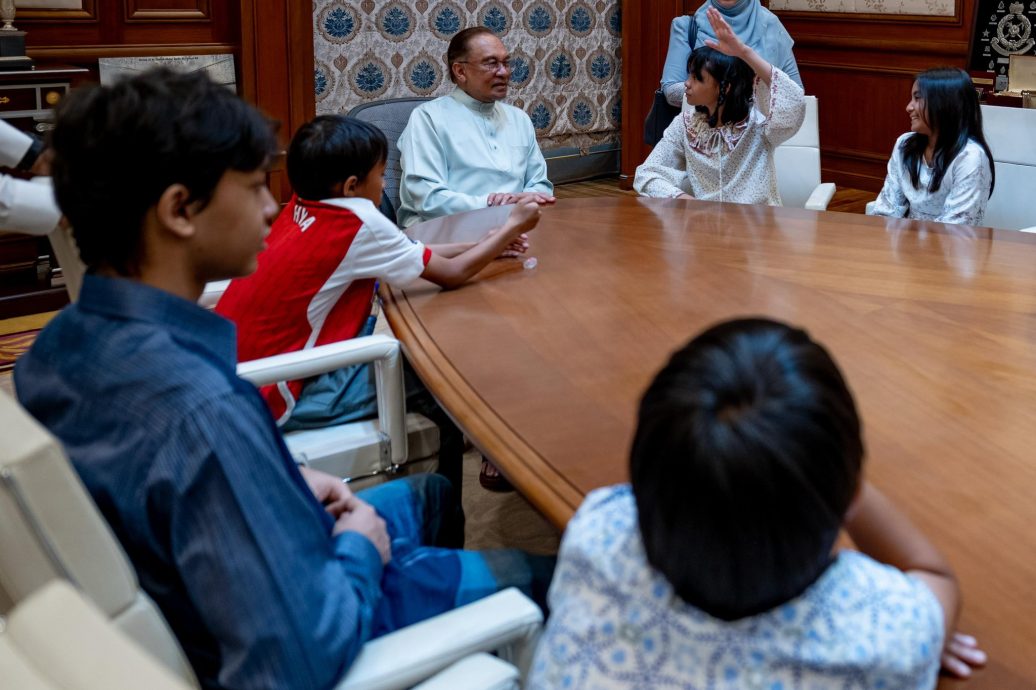 遭抱怨不常在家 安华带孙办公室享天伦