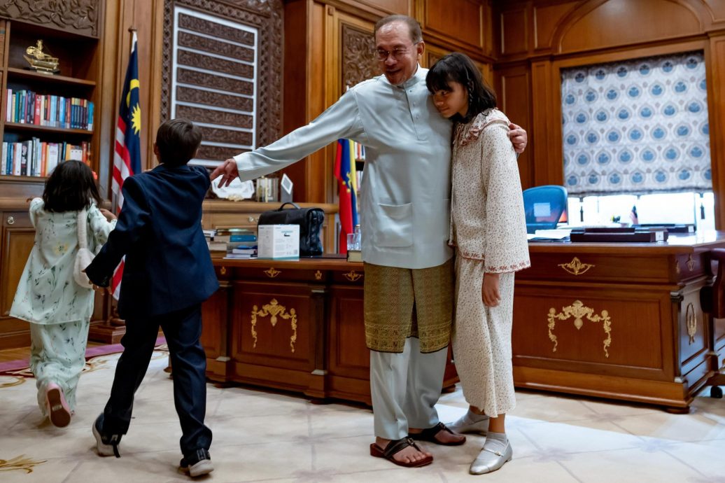 遭抱怨不常在家 安华带孙办公室享天伦