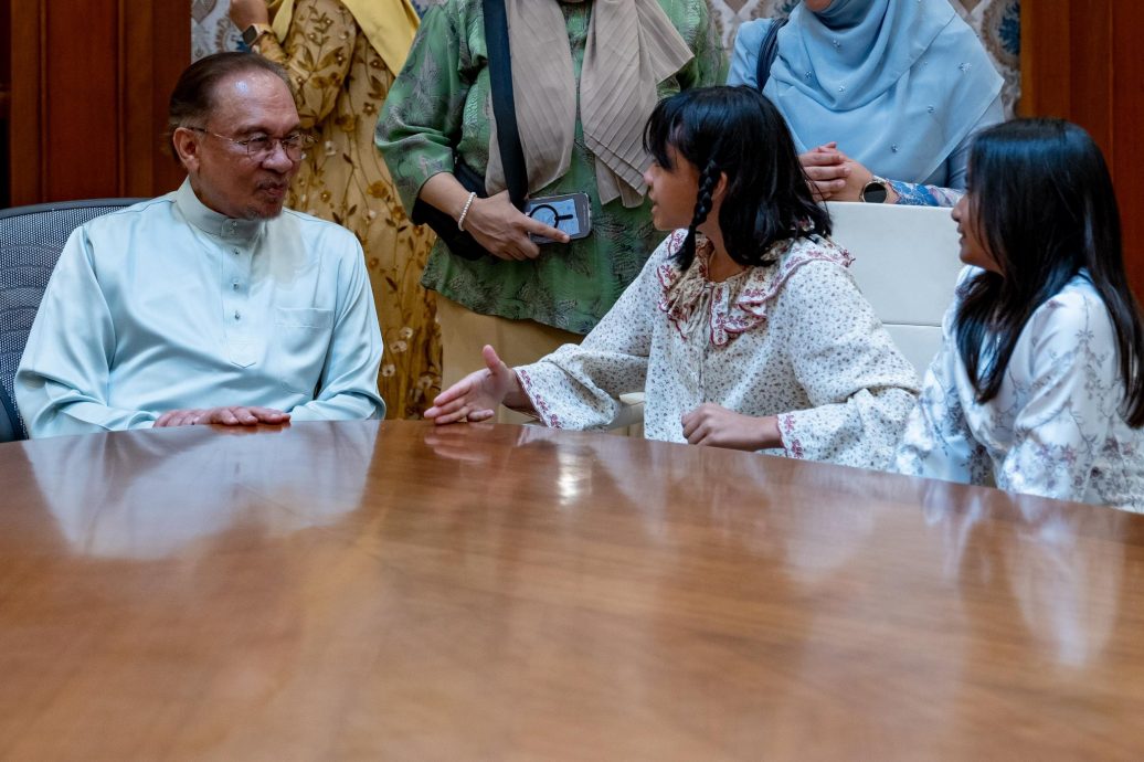 遭抱怨不常在家 安华带孙办公室享天伦