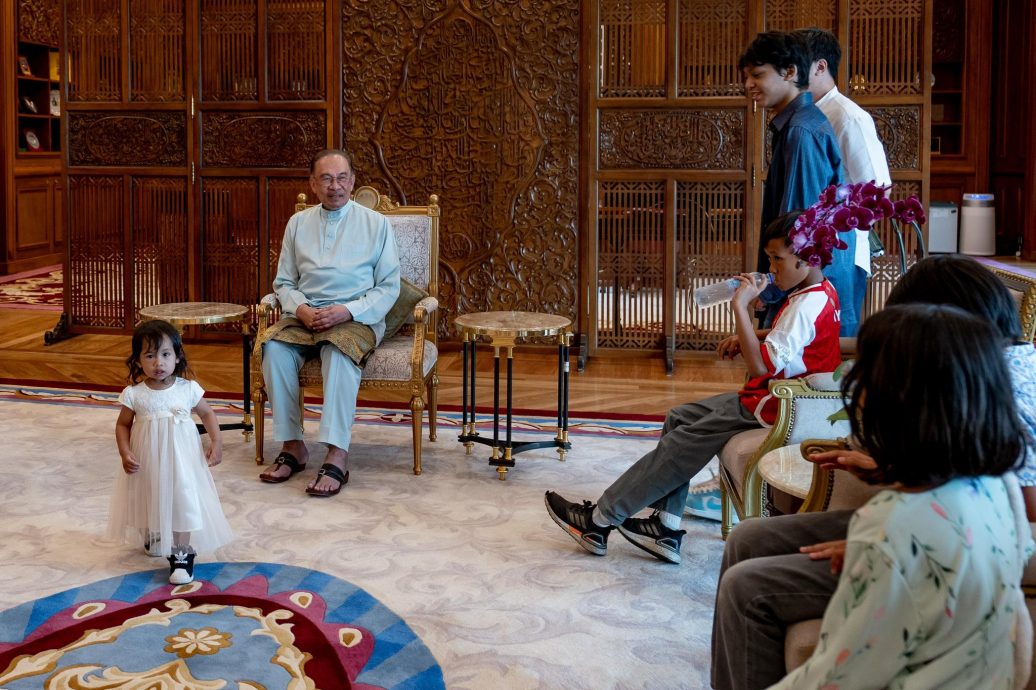 遭抱怨不常在家 安华带孙办公室享天伦