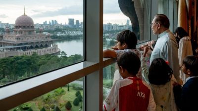 遭抱怨不常在家 安华带孙办公室享天伦