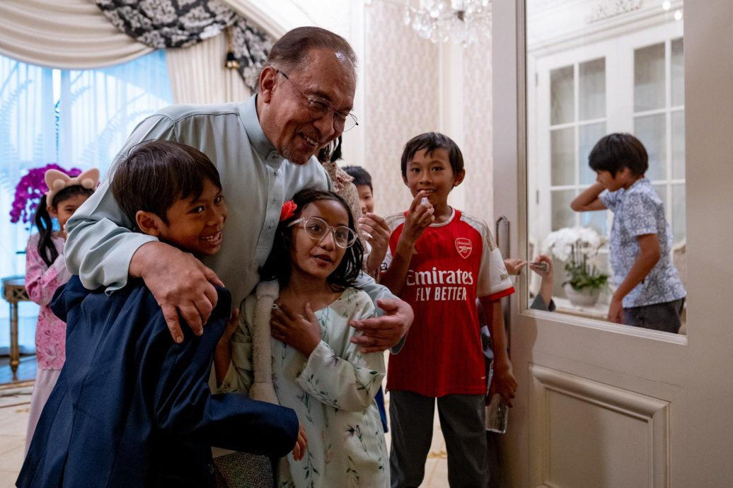 遭抱怨不常在家 安华带孙办公室享天伦