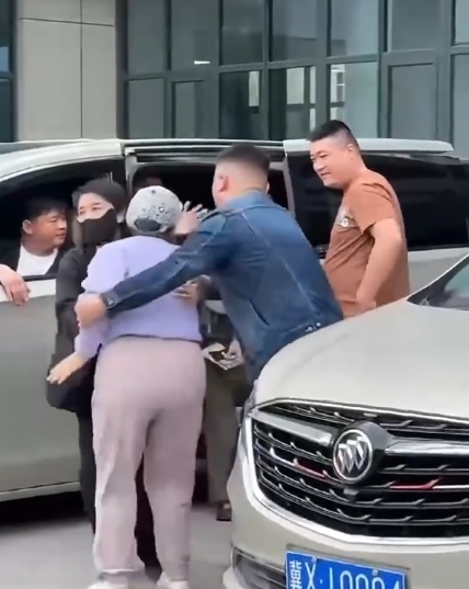 遭疯狂粉丝强行拉下车 叶童不慌还微笑拥抱言谢