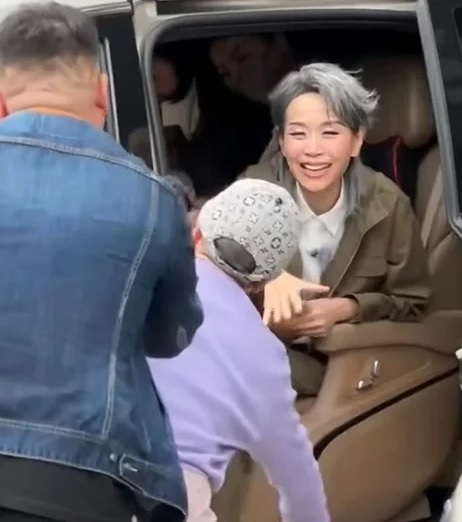 遭疯狂粉丝强行拉下车 叶童不慌还微笑拥抱言谢