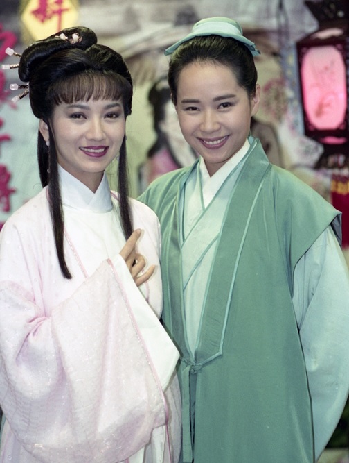 遭疯狂粉丝强行拉下车 叶童不慌还微笑拥抱言谢