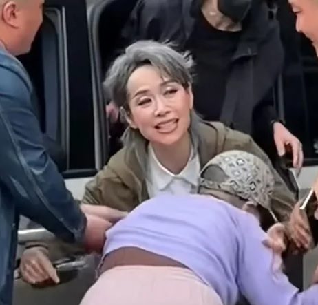 遭疯狂粉丝强行拉下车 叶童不慌还微笑拥抱言谢