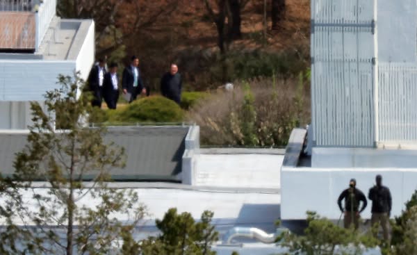 遭罢免下台！韩前总统尹锡悦“悠哉散步”被拍　周末才搬离官邸