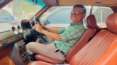 邻居借他 驾一次就爱上 商业顾问5年收藏10豪华古董车