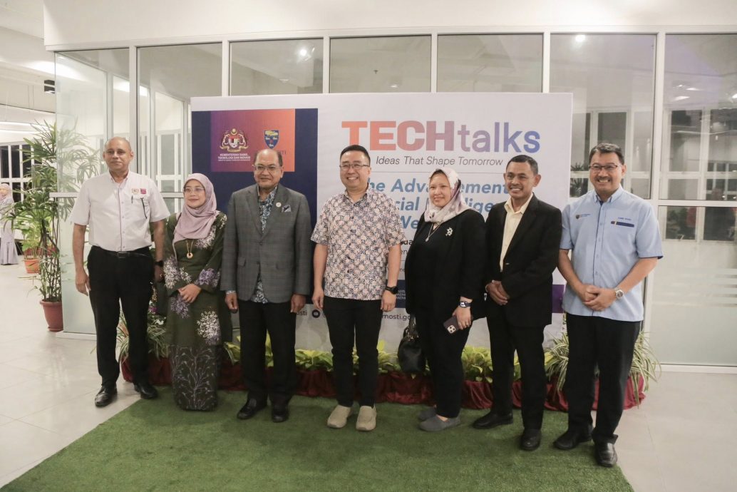 郑立慷首登TECH Talks舞台 与马大生探讨AI未来发展