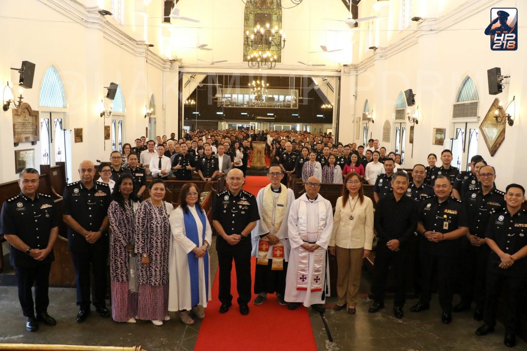 配合第218节警察日·120名信佛警察举行祈祷仪式