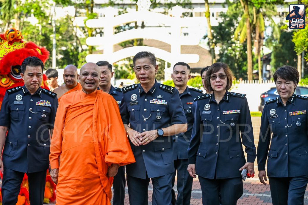 配合第218节警察日·120名信佛警察举行祈祷仪式