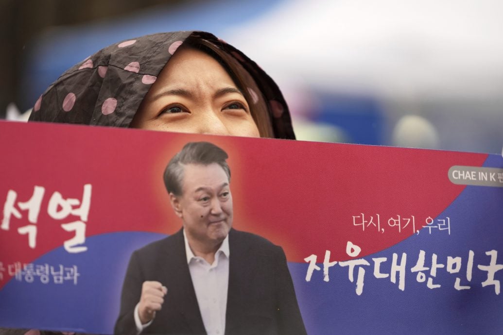 配国际三头)尹锡悦发声谢支持者：虽然下台“会一直守护各位”