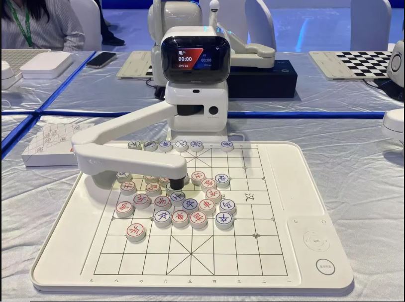 配拚盘)首届具身智能机械人运动会 六小龙宇树将比舞