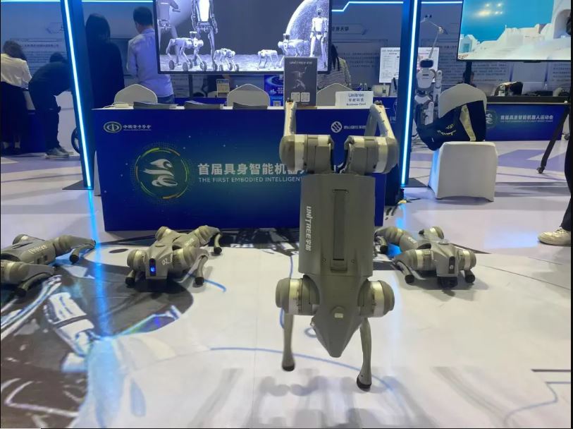 配拚盘)首届具身智能机械人运动会 六小龙宇树将比舞