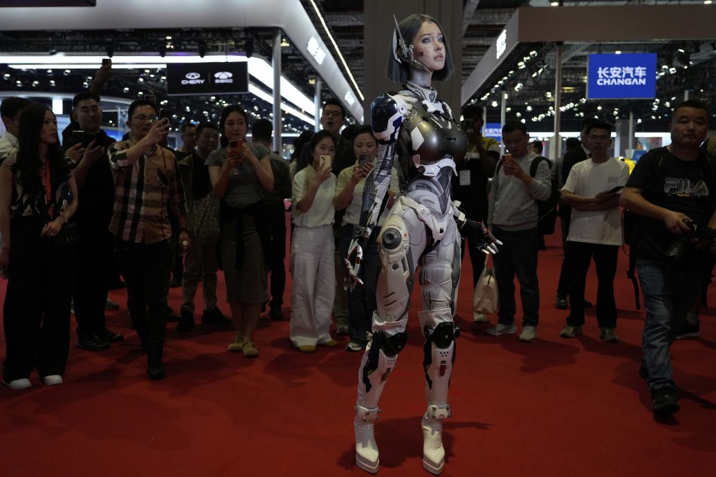 配拚盘)首届具身智能机械人运动会 六小龙宇树将比舞