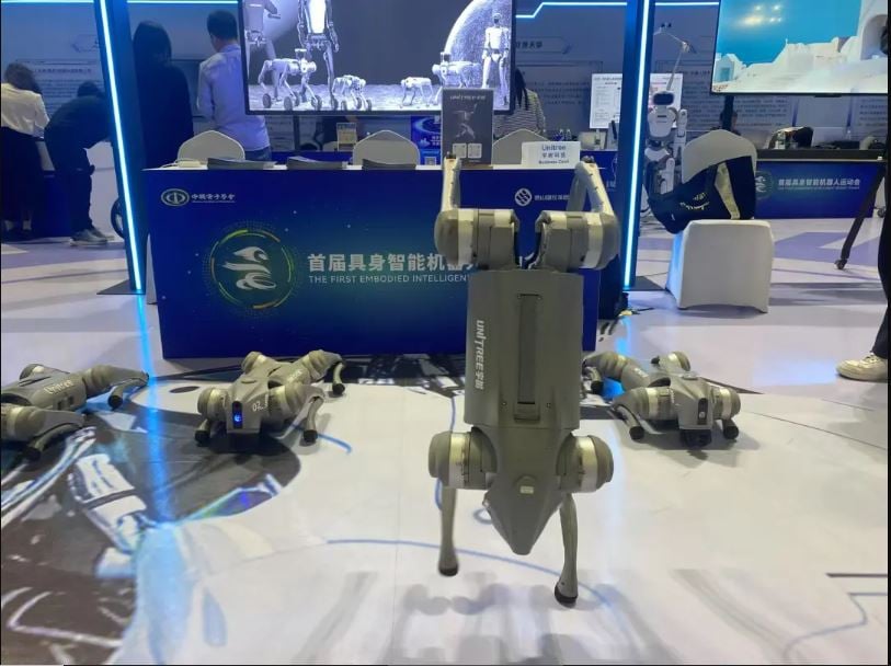 配拚盘)首届具身智能机械人运动会 六小龙宇树将比舞