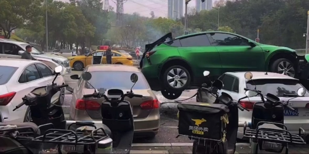 重庆TESLA失控变“炮弹飞车” 女司机奇迹无恙下车