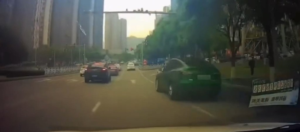 重庆TESLA失控变“炮弹飞车” 女司机奇迹无恙下车