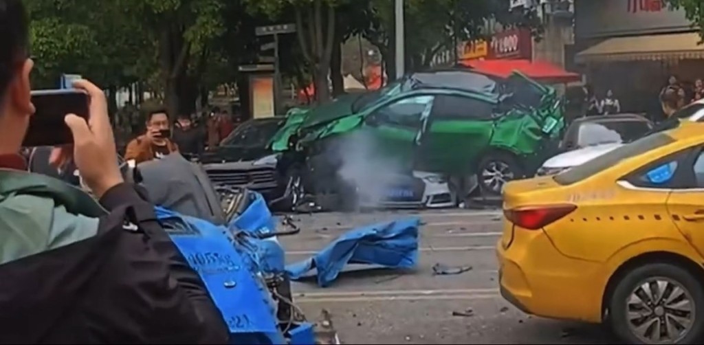 重庆TESLA失控变“炮弹飞车” 女司机奇迹无恙下车