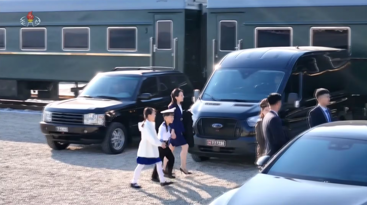 金与正年幼儿女疑曝光!女儿“长发清秀”牵弟弟 她讲笑话逗金正恩