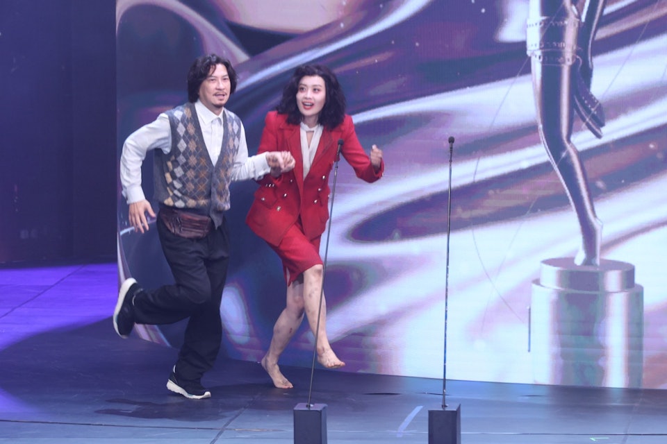 金像奖2025｜张家辉陈法拉重现《赎梦》造型 “喜欢电影都是疯子！”	