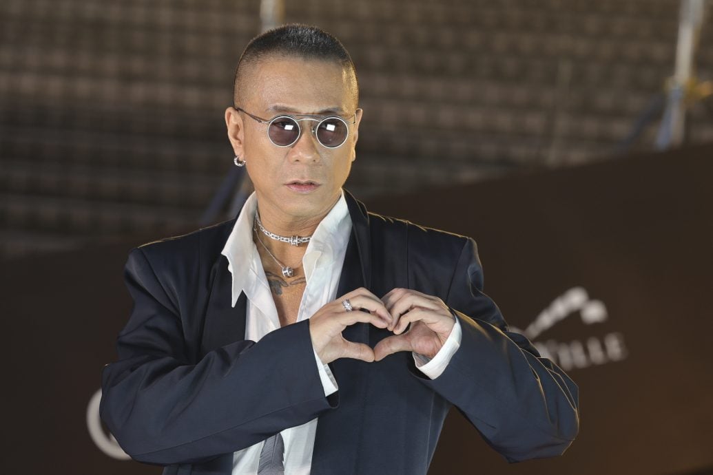 金像奖红毯|梁朝伟夫妻档亮相 朱栢康携许冠文萌比爱心