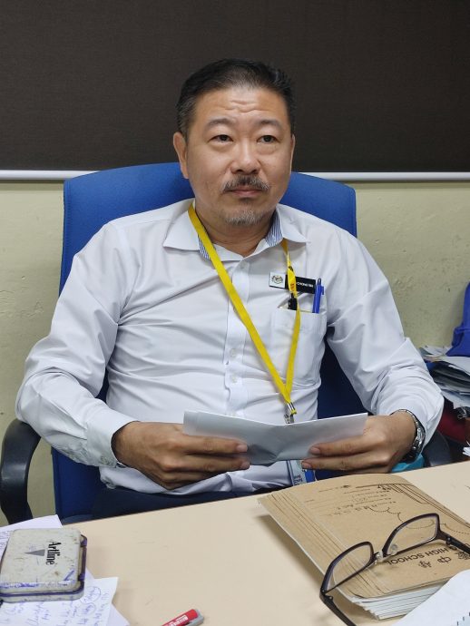 锺灵中学全校学生响应配戴国旗扣章，唯会退回出现缺陷