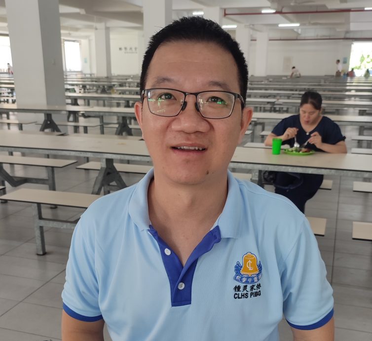 锺灵中学全校学生响应配戴国旗扣章，唯会退回出现缺陷