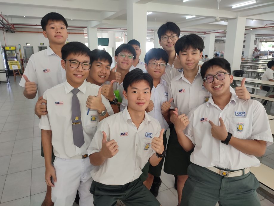 锺灵中学全校学生响应配戴国旗扣章，唯会退回出现缺陷