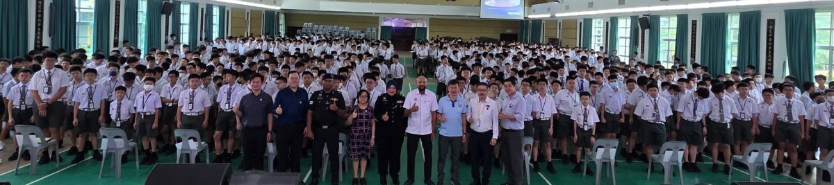 锺灵中学全校学生响应配戴国旗扣章，唯会退回出现缺陷