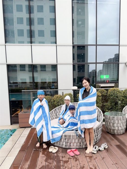 阿翔女儿卡泳圈倒头栽 老婆吓坏急跳水救命