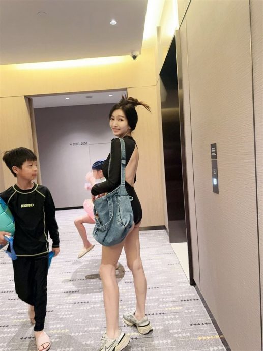 阿翔女儿卡泳圈倒头栽 老婆吓坏急跳水救命