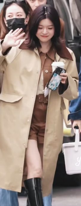 陈妍希离婚2个月上工 现身机场跛脚模样被拍