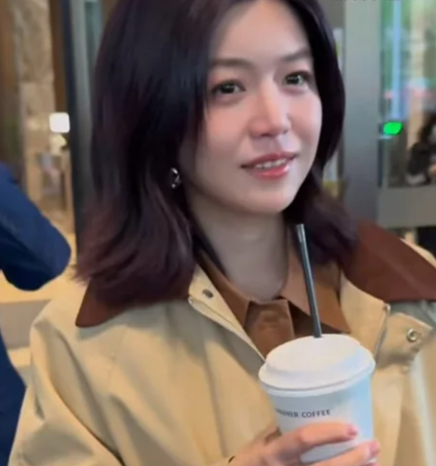 陈妍希离婚2个月上工 现身机场跛脚模样被拍