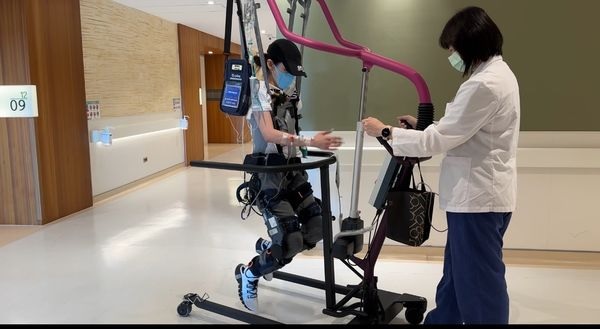 隔14个月更新贴文 萧亚轩曝光复健照