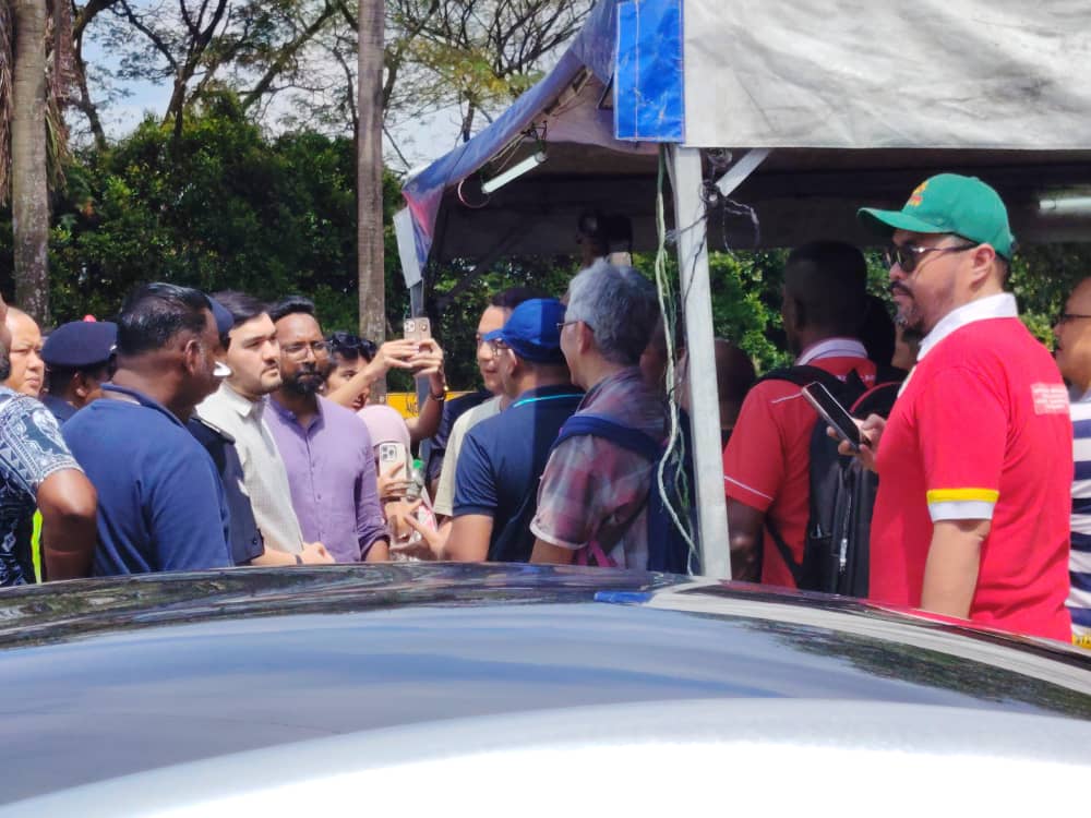 雪州王储慰问布特拉高原灾民，承诺提供学生物资